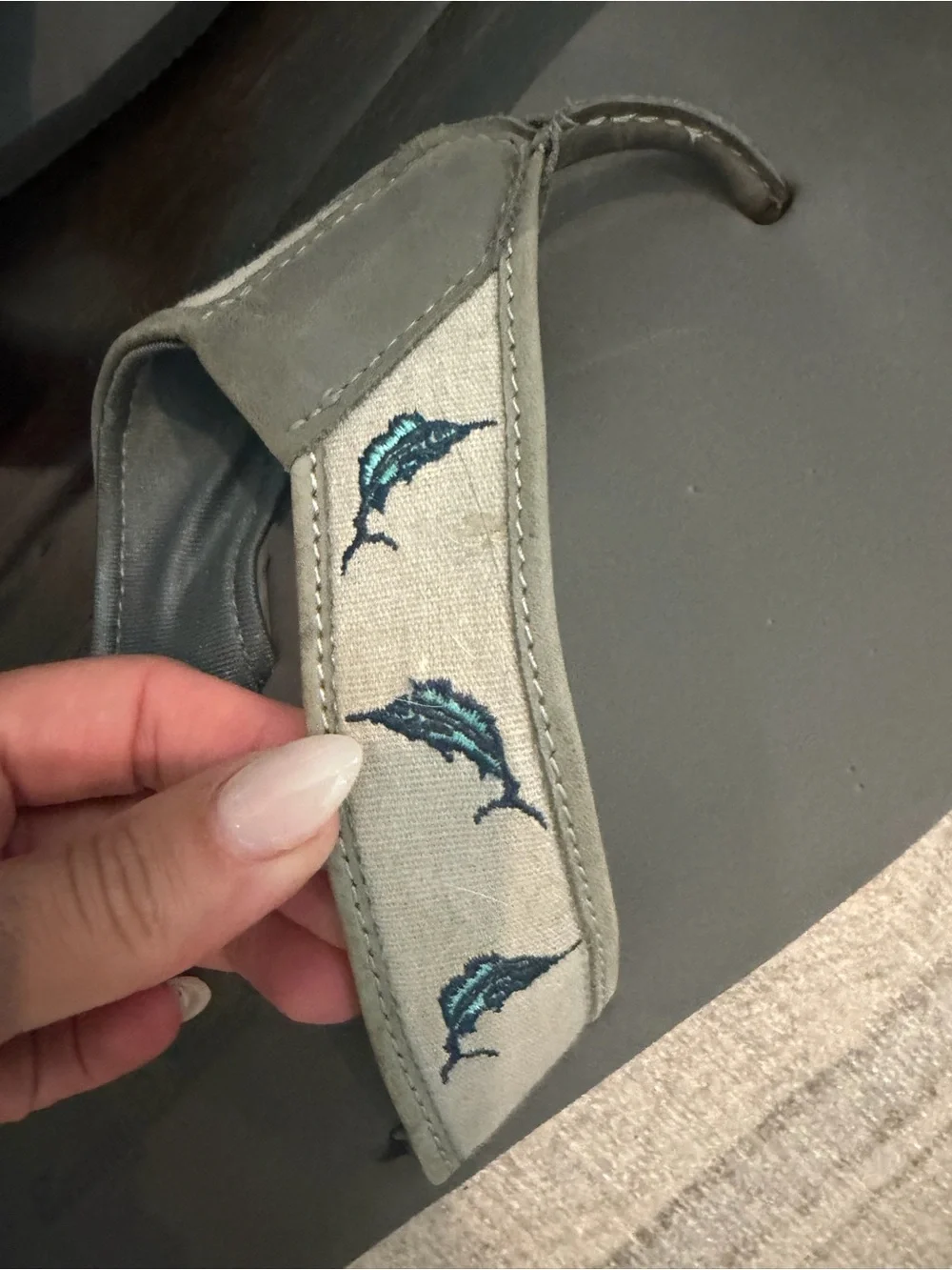 Tommy Bahama Men’s Size 10 Gray Marlin Embroidered Flip Flops Sandals